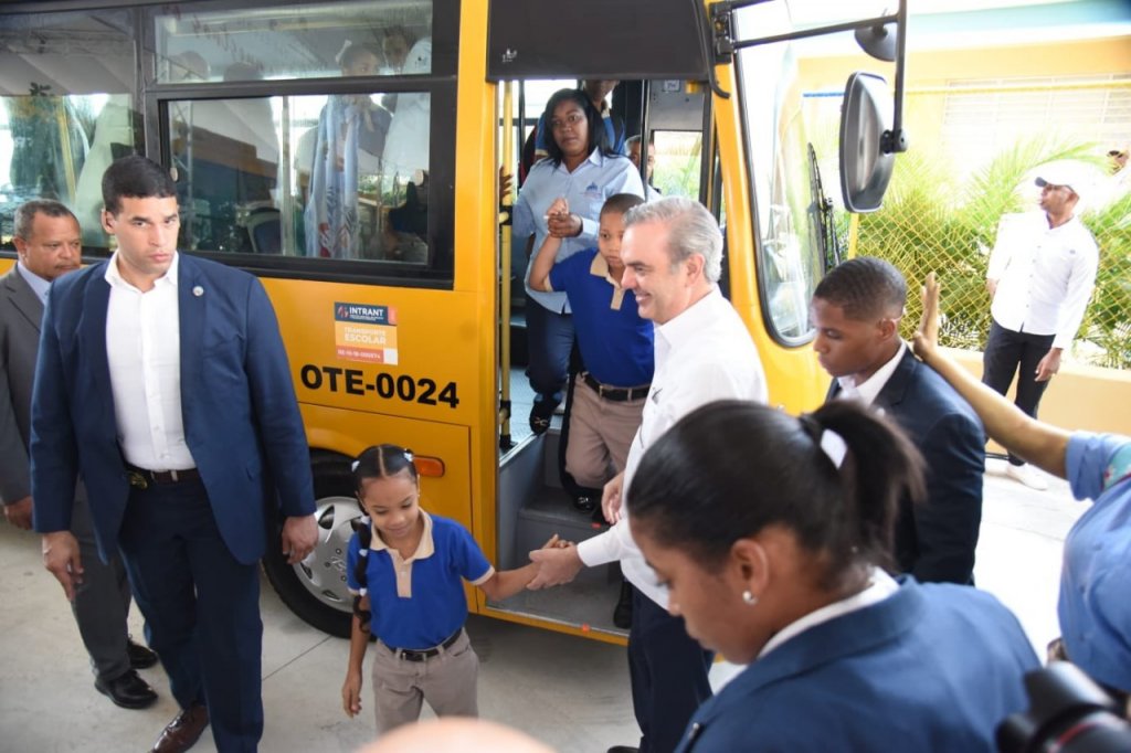 El Presidente Luis Abinader dejó iniciado este martes el Sistema Nacional de Movilidad Escolar, el cual tiene como objetivo garantizar la seguridad y el bienestar de cada estudiante del sistema educativo público, elevando la calidad de la educación dominicana.